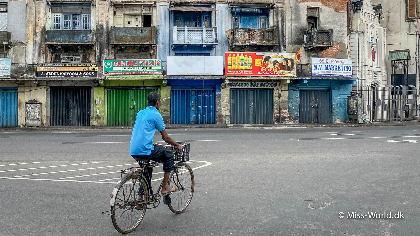 Cyklist i Wolfendal Street i Colombo Sri Lanka