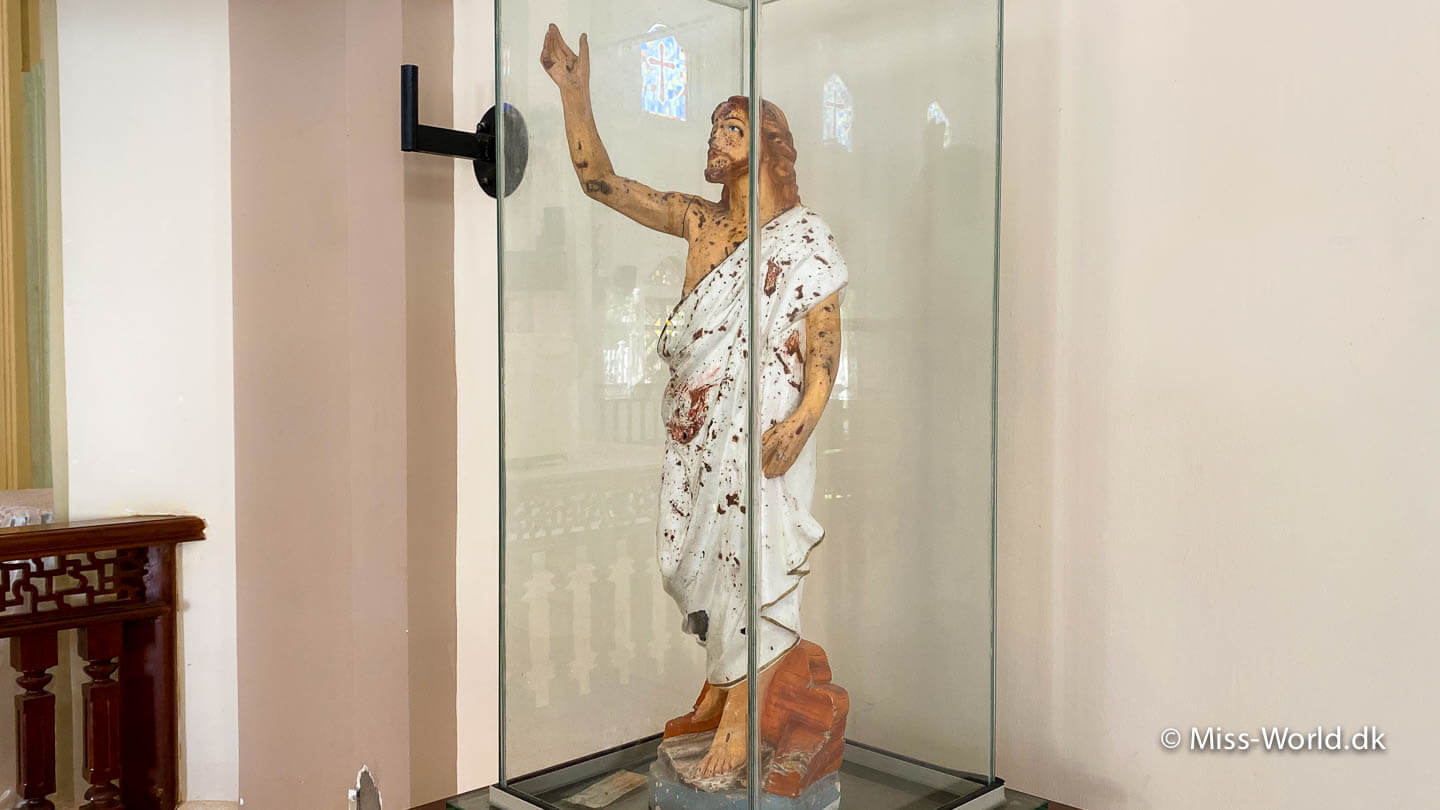 Jesus figur med blodpletter efter påskeangrebet på St. Sebastian's Church i Negombo Sri Lanka