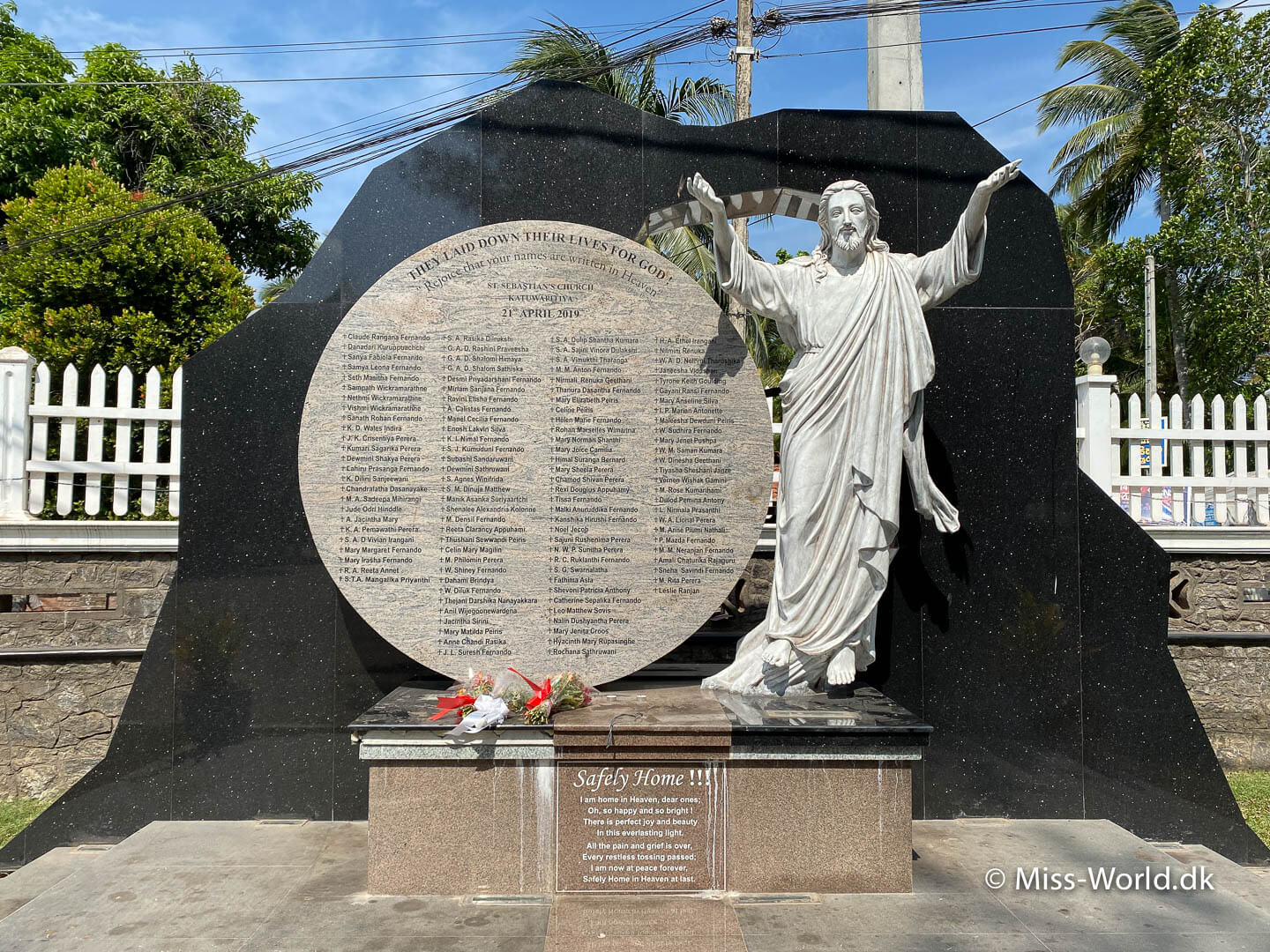 Negombo mindetavle efter terrorangreb. Med navne på et stort antal døde fra bombningen af kirken i Negombo Sri Lanka