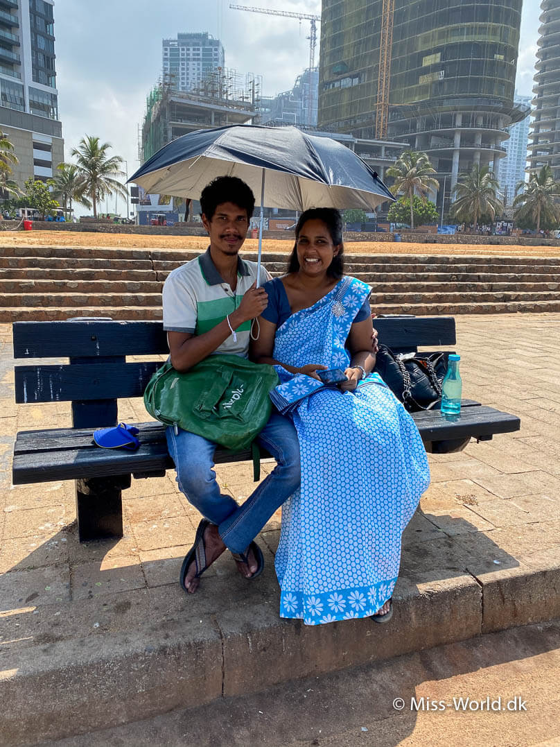 Ungt par på Galle Face Green i Colombo