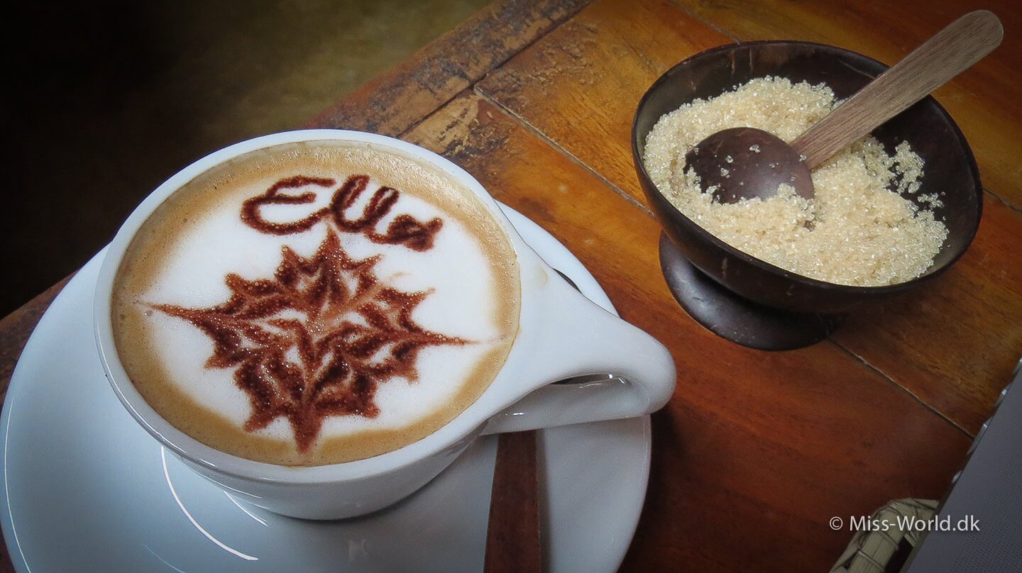 Drik en kop kaffe på Cafe Chill i Ella, Sri Lanka
