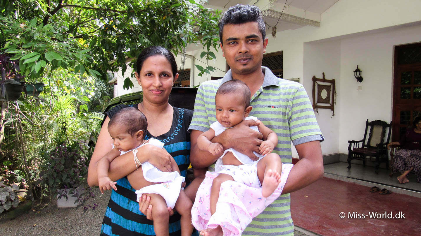 På barselsbesøg i Sri Lanka. It takes a village..