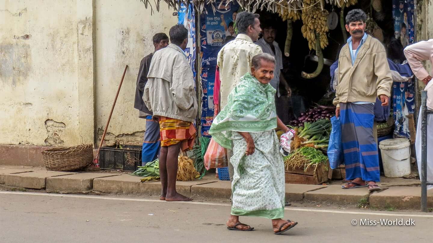 Ældre dame foran en frugt og grønt butik i Nuwara Eliya Sri Lanka