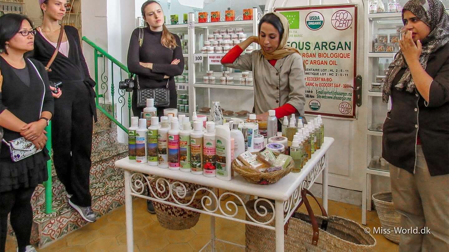 Demonstration af forskellige argan produkter