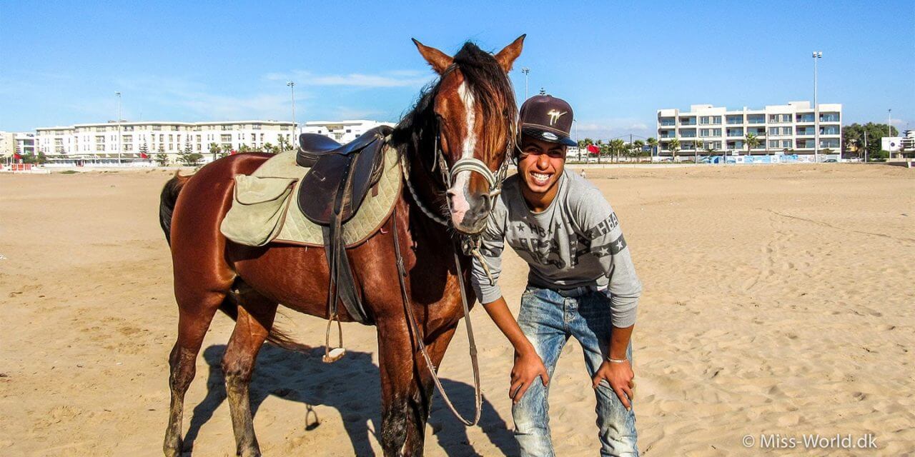Ismail og hans hest på stranden i Essaouira