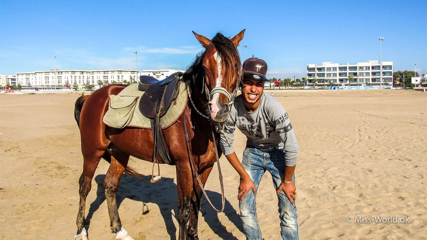 Ismail og hans hest på stranden i Essaouira