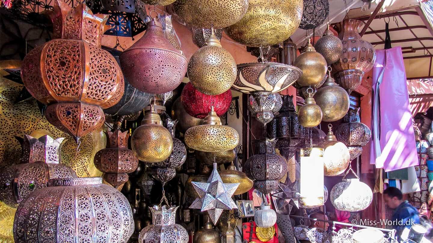 Flotte marokkanske lamper i en lampebutik i medinaen