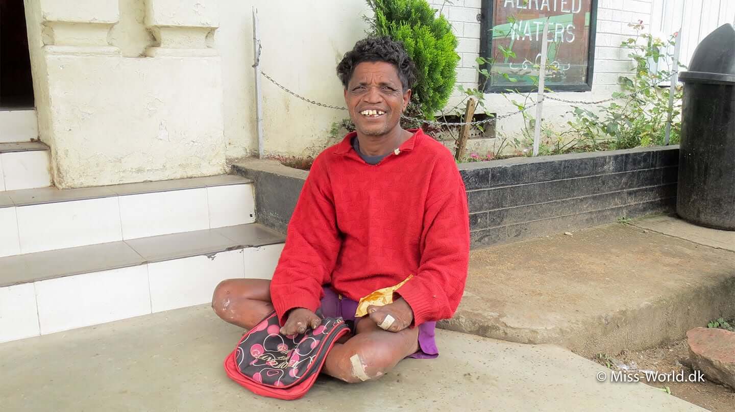 En fattig tigger sidder uden for et supermarked i Nuwara Eliya.  Han har en skøn energi, så jeg gav ham lidt penge eller mad hver gang jeg kom forbi.