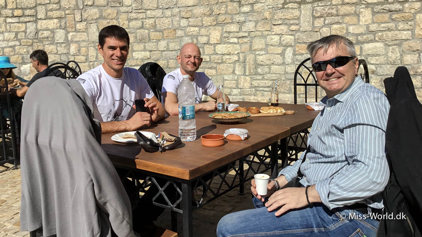 Plamen Jelezov, Roman Georgiev og Martin Donev i den økologiske café i den historiske park i Bulgarien