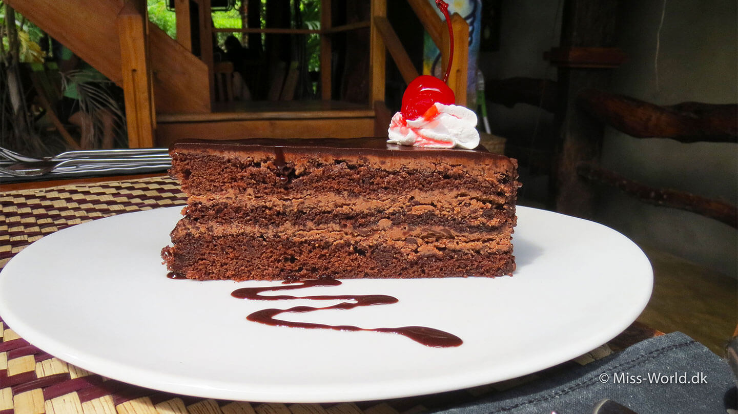 chokoladekage på Cafe Chill i Ella