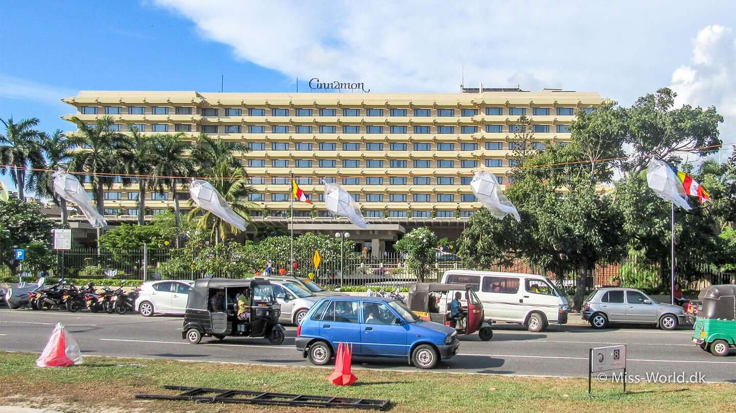 Cinnamon Colombo - Vesak Festival. Lanterner og buddhistiske flag foran hotellet, Cinnamon Grand i Colombo