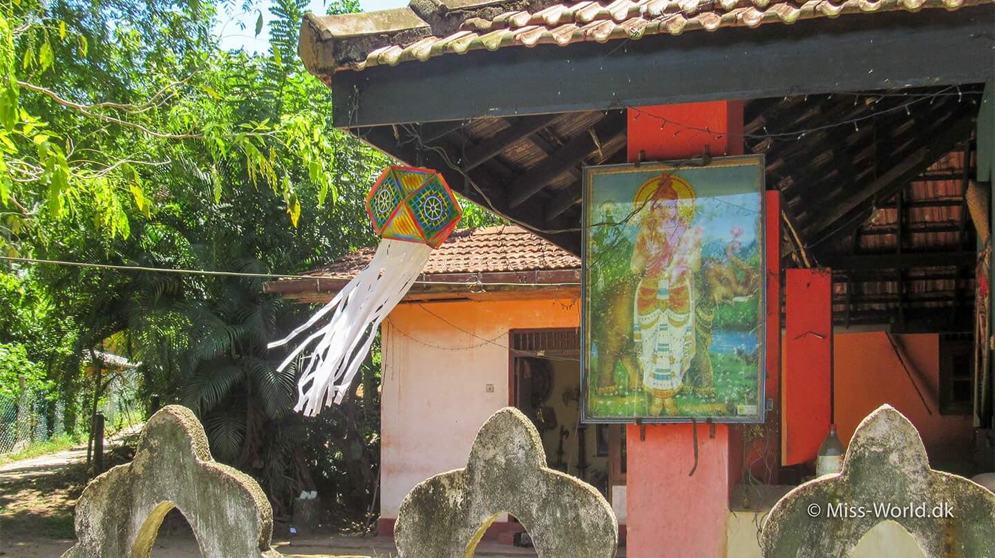 En lanterne hængt op i forbindelse med vesak, ved et lille tempel i Ahangama, Sri Lanka